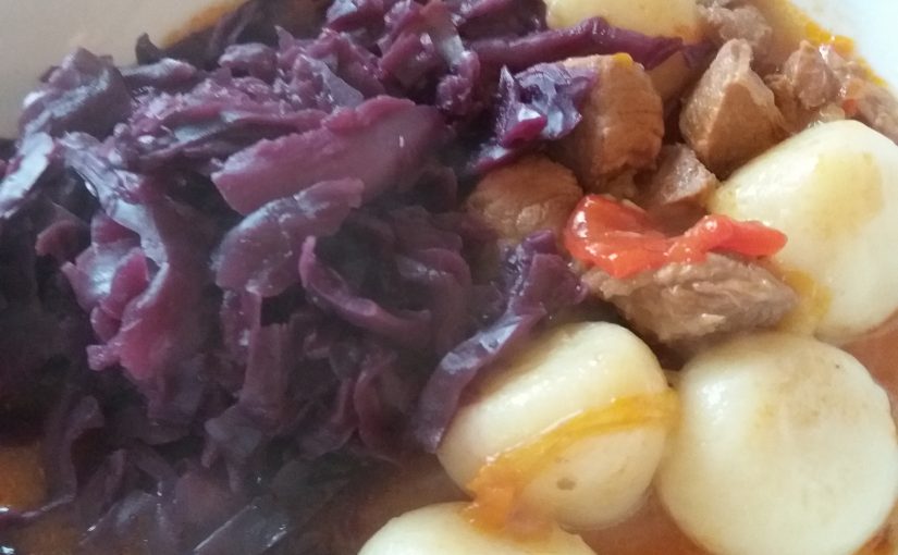 Gulasch mit selbstgemachtem Rotkohl und Kartoffelklößen